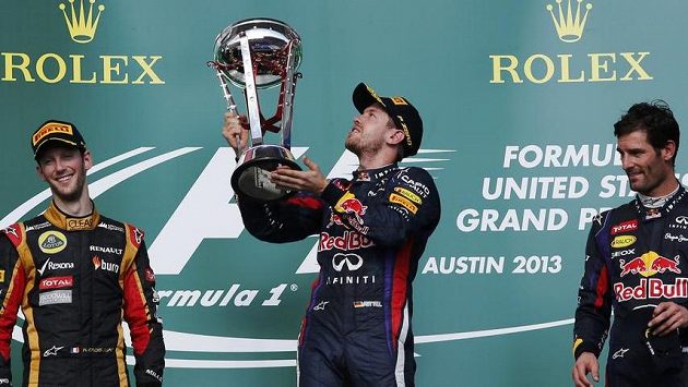 Stupně vítězů v Austinu - zleva druhý Romain Grosjean, vítězný Sebastian Vettel a třetí Mark Webber. Stupně vítězů v Austinu - zleva druhý Romain Grosjean, vítězný Sebastian Vettel a třetí Mark Webber.