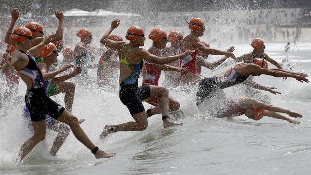 Triatlonistky během olympijského závodu v Riu de Janeiro. Triatlonistky během olympijského závodu v Riu de Janeiro.