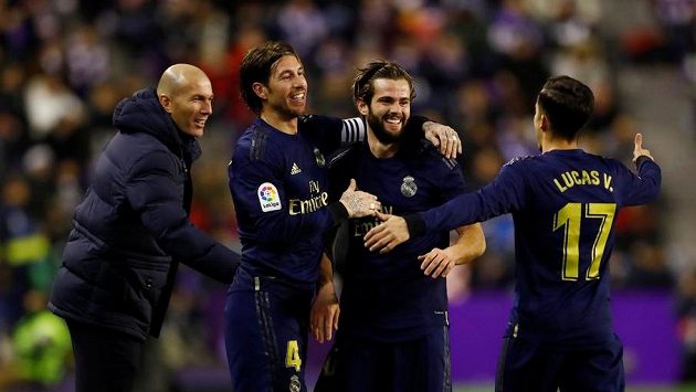 Nacho (druhý zprava) se raduje z gólu, na snímku dále jsou Sergio Ramos, trenér Zinédine Zidane a Lucas Vázquez. Nacho (druhý zprava) se raduje z gólu, na snímku dále jsou Sergio Ramos, trenér Zinédine Zidane a Lucas Vázquez.
