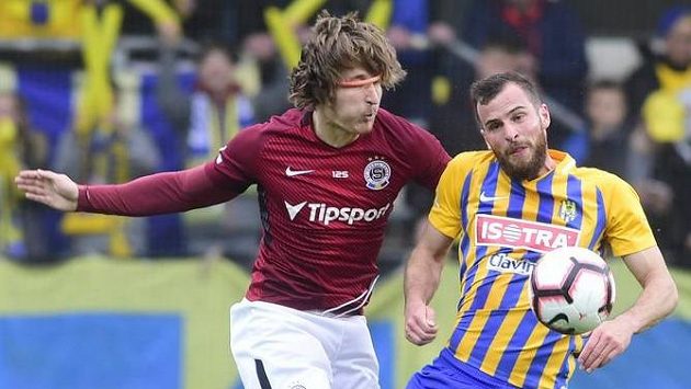 Zleva Matěj Hanousek ze Sparty a Václav Jurečka z Opavy. Zleva Matěj Hanousek ze Sparty a Václav Jurečka z Opavy.