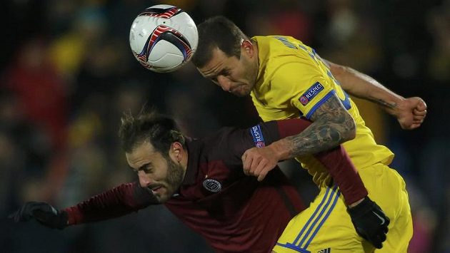 Sparťan Néstor Albiach (vlevo) v hlavičkovém souboji s Fjodorem Kudrjašovem. Sparťan Néstor Albiach (vlevo) v hlavičkovém souboji s Fjodorem Kudrjašovem.
