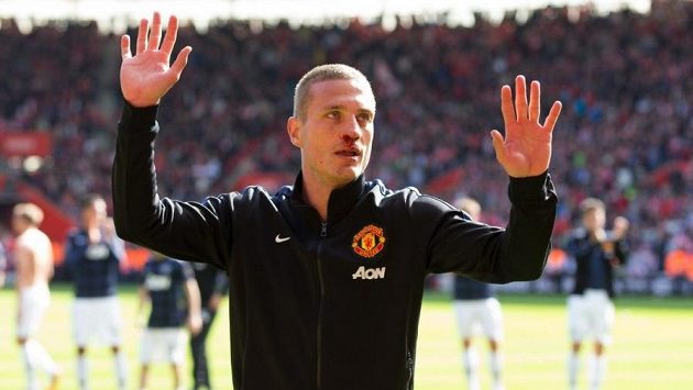 Takhle se Nemanja Vidič loučil před rokem a půl s fanoušky Manchesteru United, nyní dal vale fotbalu. Takhle se Nemanja Vidič loučil před rokem a půl s fanoušky Manchesteru United, nyní dal vale fotbalu.