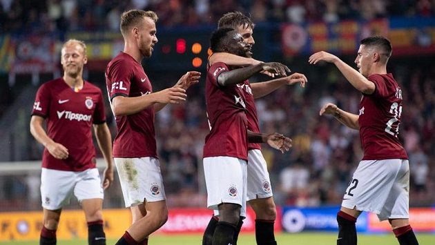 Fotbalisté Sparty (zleva) Martin Hašek, Guélor Kanga, Michal Sáček a Srdjan Plavšič oslavují gól na 2:0 během utkání s Jabloncem. Fotbalisté Sparty (zleva) Martin Hašek, Guélor Kanga, Michal Sáček a Srdjan Plavšič oslavují gól na 2:0 během utkání s Jabloncem.
