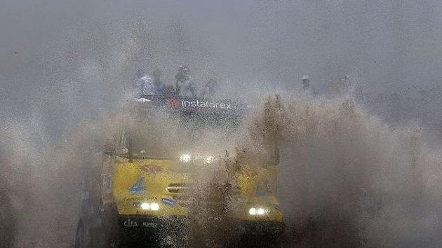 Aleš Loprais s kamiónem Tatra na trati Rallye Dakar. Aleš Loprais s kamiónem Tatra na trati Rallye Dakar.