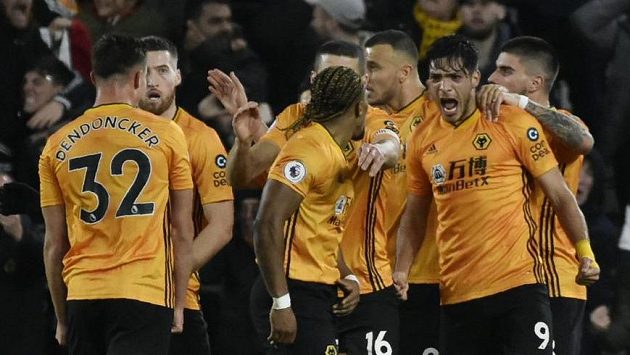 Raúl Jiménez (9) z Wolverhamptonu se raduje z gólu svého týmu proti Manchesteru City. Raúl Jiménez (9) z Wolverhamptonu se raduje z gólu svého týmu proti Manchesteru City.