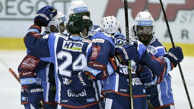 Hráči Komety Brno se radují z gólu. Hráči Komety Brno se radují z gólu.