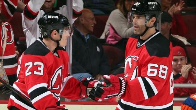 Hokejisté New Jersey Devils Mike Cammalleri (vlevo) a Jaromír Jágr se radují z vítězného gólu. Hokejisté New Jersey Devils Mike Cammalleri (vlevo) a Jaromír Jágr se radují z vítězného gólu.