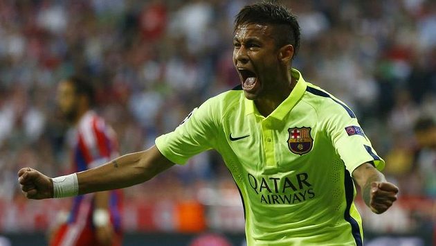 Neymar oslavuje svoji trefu proti Bayernu. Neymar oslavuje svoji trefu proti Bayernu.