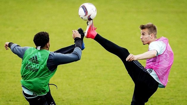 Václav Černý (vpravo) na tréninku se spoluhráčem z Ajaxu obráncem Jairem Riedewaldem. Václav Černý (vpravo) na tréninku se spoluhráčem z Ajaxu obráncem Jairem Riedewaldem.
