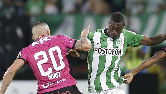 Marlos Moreno uprostřed ještě v dresu Atletica Nacional v souboji s Christianem Nunezem z ekvádorského Independieten del Valle. Marlos Moreno uprostřed ještě v dresu Atletica Nacional v souboji s Christianem Nunezem z ekvádorského Independieten del Valle.