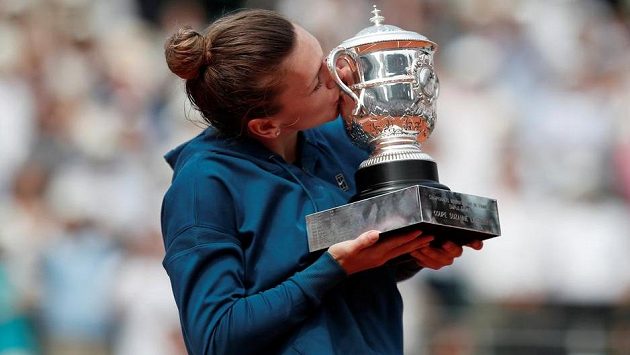Simona Halepová líbá trofej pro vítězku Roland Garros. Simona Halepová líbá trofej pro vítězku Roland Garros.