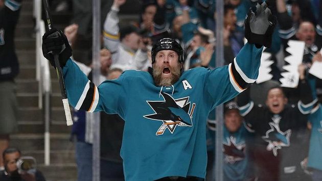 Radující se útočník San Jose Sharks Joe Thornton během utkání s Vegas Golden Knights- Radující se útočník San Jose Sharks Joe Thornton během utkání s Vegas Golden Knights-