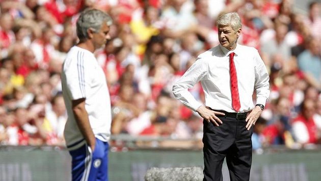 Nesmiřitelní soupeři. Vpravo trenér Arsenalu Arséne Wenger, vlevo jeho protějšek z Chelsea José Mourinho. Nesmiřitelní soupeři. Vpravo trenér Arsenalu Arséne Wenger, vlevo jeho protějšek z Chelsea José Mourinho.