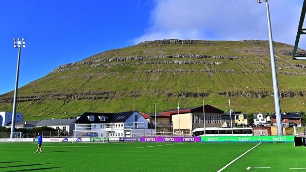 Stadion v Klaksviku je zasazen do romantického ostrovního prostředí... Stadion v Klaksviku je zasazen do romantického ostrovního prostředí...
