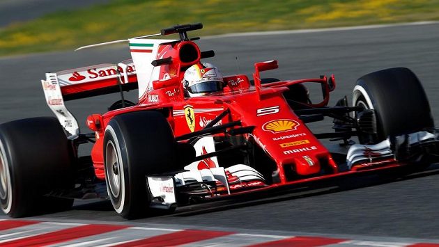 Sebastian Vettel s vozem Ferrari při testech v Barceloně. Sebastian Vettel s vozem Ferrari při testech v Barceloně.