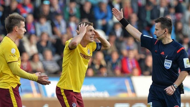 Rozhodčí Radek Příhoda (vpravo) a dvojice nespokojených sparťanských fotbalistů Lukáš Mareček s Bořkem Dočkalem. Rozhodčí Radek Příhoda (vpravo) a dvojice nespokojených sparťanských fotbalistů Lukáš Mareček s Bořkem Dočkalem.