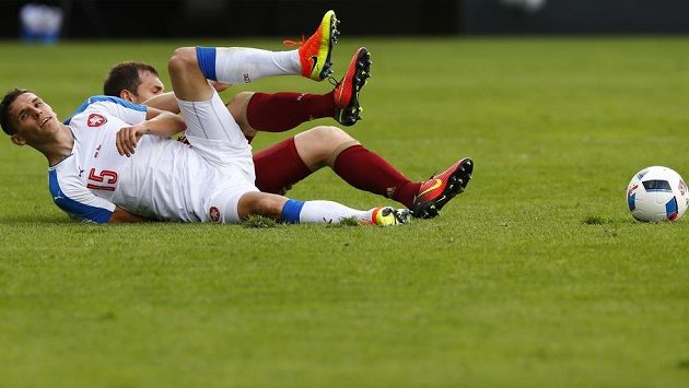 V nefotbalové pozici na trávníku se ocitli David Pavelka (v bílém) a jeho ruský soupeř Fjodor Smolov. V nefotbalové pozici na trávníku se ocitli David Pavelka (v bílém) a jeho ruský soupeř Fjodor Smolov.