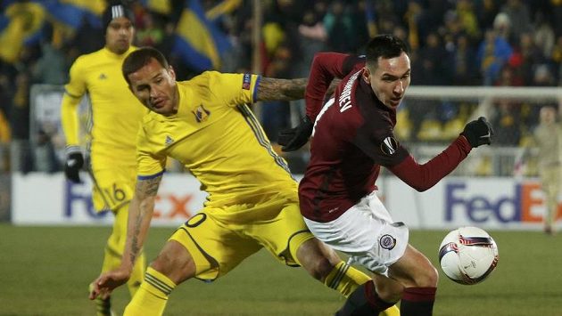 Sparťan Vjačeslav Karavajev (vpravo) bojuje s Fjodorem Kudrjašovem z Rostova. Sparťan Vjačeslav Karavajev (vpravo) bojuje s Fjodorem Kudrjašovem z Rostova.