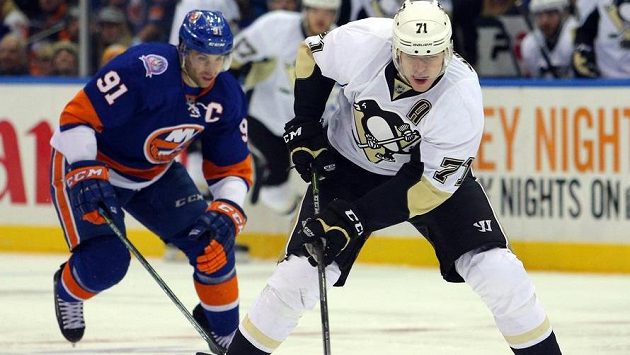 Ruský útočník Jevgenij Malkin (vpravo) z Pittsburghu pronásledovaný Johnem Tavaresem z New Yorku Islanders. Ruský útočník Jevgenij Malkin (vpravo) z Pittsburghu pronásledovaný Johnem Tavaresem z New Yorku Islanders.