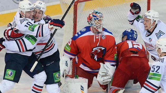 Jevgenij Timkin z Magnitogorsku (zcela vlevo) se raduje z vyrovnávacího gólu na 3:3, jímž poslal utkání s Lvem do prodloužení. Jevgenij Timkin z Magnitogorsku (zcela vlevo) se raduje z vyrovnávacího gólu na 3:3, jímž poslal utkání s Lvem do prodloužení.