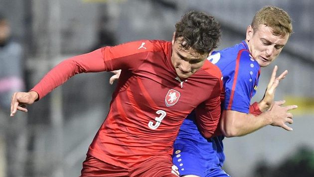 Aleš Matějů (vlevo) v utkání kvalifikace o postup na ME fotbalistů do 21 let s Moldavskem. Vpravo je Dan Spataru. Aleš Matějů (vlevo) v utkání kvalifikace o postup na ME fotbalistů do 21 let s Moldavskem. Vpravo je Dan Spataru.