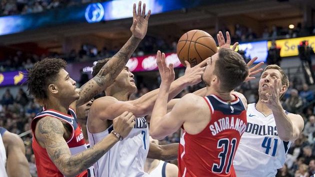 Dwight Powell (7) a Dirk Nowitzki (41) z Dallasu a washingtonští Kelly Oubre Jr. (vlevo) a Tomáš Satoranský (31). Dwight Powell (7) a Dirk Nowitzki (41) z Dallasu a washingtonští Kelly Oubre Jr. (vlevo) a Tomáš Satoranský (31).