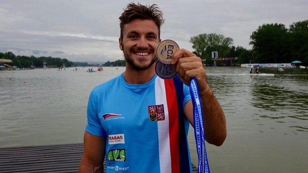 Martin Fuksa pózuje se zlatou a stříbrnou medailí z ME v Plovdivu. Martin Fuksa pózuje se zlatou a stříbrnou medailí z ME v Plovdivu.