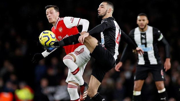 Fotbalisté Newcastlu hlásí novinku. Před tréninkem už si nebudou podávat ruce. Anglický klub o tom rozhodl na základě doporučení lékařů, aby omezil riziko nákazy koronavirem. Fotbalisté Newcastlu hlásí novinku. Před tréninkem už si nebudou podávat ruce. Anglický klub o tom rozhodl na základě doporučení lékařů, aby omezil riziko nákazy koronavirem.
