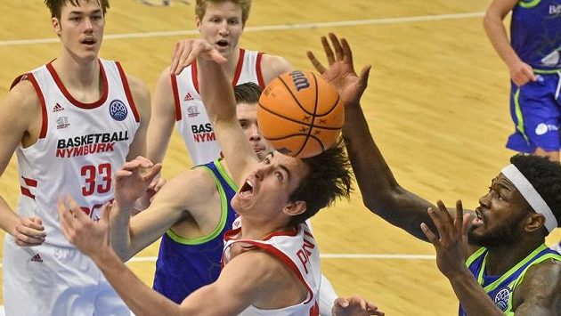Zprava Jason Burnell ze Sassari, Jerrick Prewitt z Nymburka, Ethan Happ ze Sassari a Hayden Dalton a Stephen Zimmerman z Nymburka. Zprava Jason Burnell ze Sassari, Jerrick Prewitt z Nymburka, Ethan Happ ze Sassari a Hayden Dalton a Stephen Zimmerman z Nymburka.