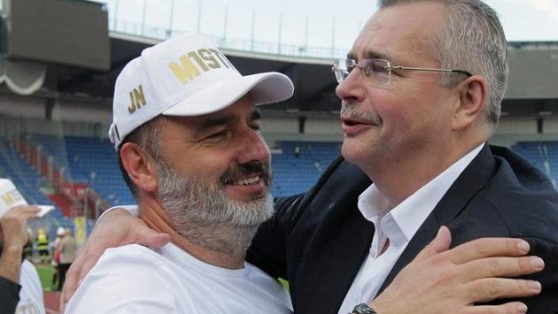 Zleva trenér Slavie Jindřich Trpišovský a šéf pražského klubu Jaroslav Tvrdík se radují z výhry, která týmu zajistila ligový titul. Zleva trenér Slavie Jindřich Trpišovský a šéf pražského klubu Jaroslav Tvrdík se radují z výhry, která týmu zajistila ligový titul.