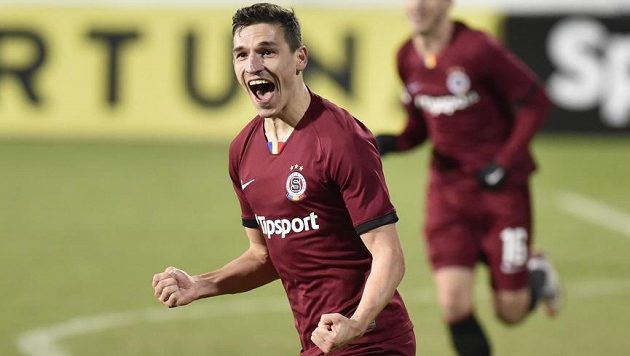 Sparťan David Pavelka se raduje z gólu v Uherském Hradišti. Sparťan David Pavelka se raduje z gólu v Uherském Hradišti.