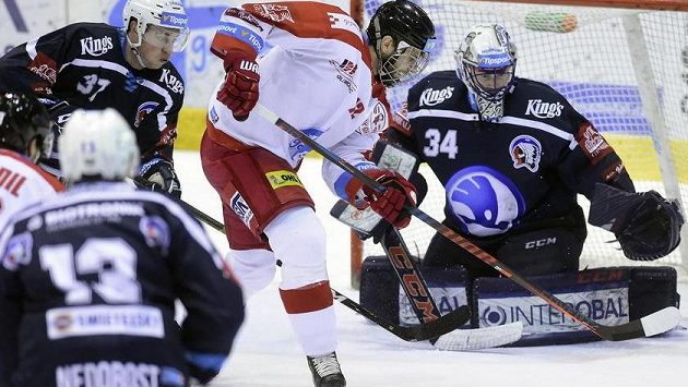 Vzadu zleva Conor Allen z Plzně, Jan Knotek z Olomouce a brankář Plzně Dominik Frodl. Vzadu zleva Conor Allen z Plzně, Jan Knotek z Olomouce a brankář Plzně Dominik Frodl.