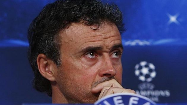 Zamyšlený trenér Barcelony Luis Enrique. Zamyšlený trenér Barcelony Luis Enrique.