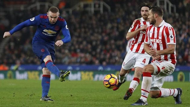 Wayne Rooney střílí gól, kterým překonal klubový rekord Bobbyho Charltona. Wayne Rooney střílí gól, kterým překonal klubový rekord Bobbyho Charltona.