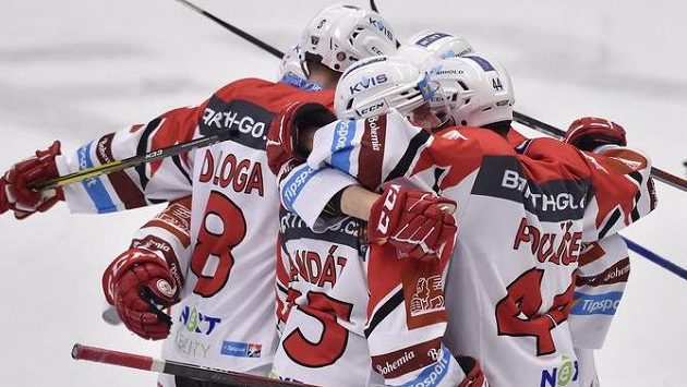 Hráči Pardubic se radují z třetího gólu. Hráči Pardubic se radují z třetího gólu.