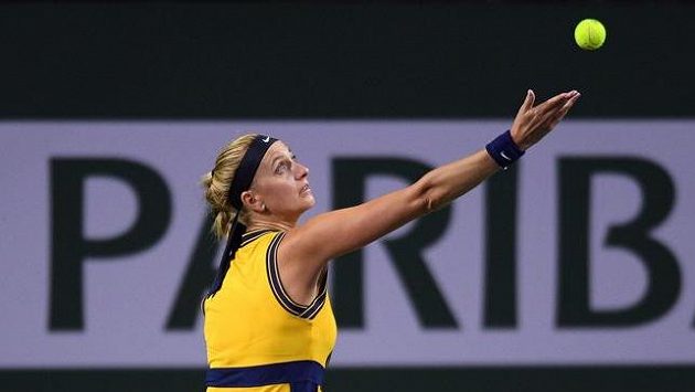 Česká tenistka Petra Kvitová podává ve 2. kole turnaje v Indian Wells. Česká tenistka Petra Kvitová podává ve 2. kole turnaje v Indian Wells.