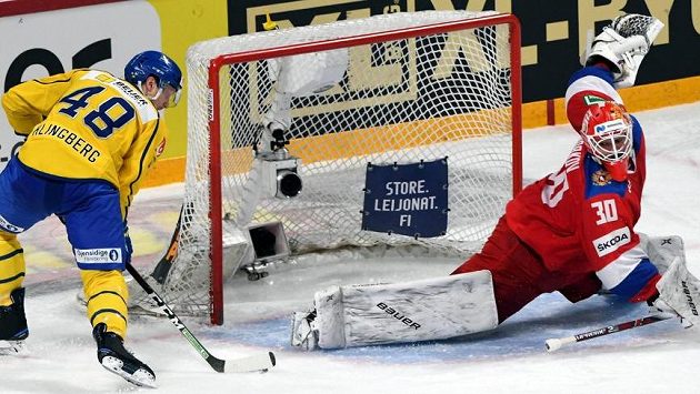 Švéd Carl Klingberg překonává z trestného střílení ruského brankáře Igora Bobkova. Švéd Carl Klingberg překonává z trestného střílení ruského brankáře Igora Bobkova.