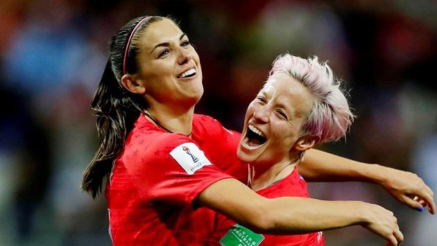 Americké fotbalistky Alex Morganová a Megan Rapinoeová se radují z gólu. Archivní foto Americké fotbalistky Alex Morganová a Megan Rapinoeová se radují z gólu. Archivní foto