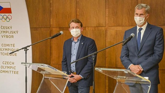 Předseda Českého olympijského výboru (ČOV) Jiří Kejval (vpravo) a sportovní ředitel ČOV Martin Doktor na tiskové konferenci po zasedání výkonného výboru ČOV. Předseda Českého olympijského výboru (ČOV) Jiří Kejval (vpravo) a sportovní ředitel ČOV Martin Doktor na tiskové konferenci po zasedání výkonného výboru ČOV.