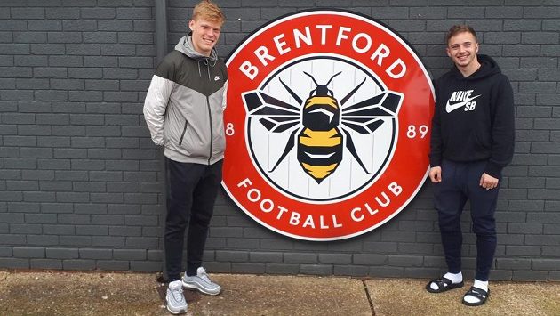 Čeští mladíci Jan Žambůrek (vlevo) a Matěj Majka v tréninkovém centru anglického Brentfordu FC. Čeští mladíci Jan Žambůrek (vlevo) a Matěj Majka v tréninkovém centru anglického Brentfordu FC.