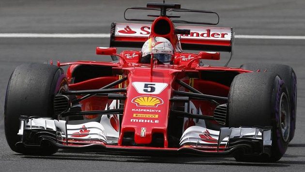 Sebastian Vettel s ferrari během tréninku na Velkou cenu Rakouska. Sebastian Vettel s ferrari během tréninku na Velkou cenu Rakouska.