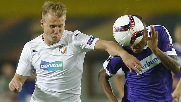 Plzeňský obránce David Limberský v souboji s Felipem Piresem. Plzeňský obránce David Limberský v souboji s Felipem Piresem.