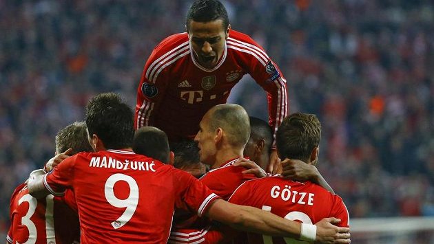 Fotbalisté Bayernu jásají po vedoucím gólu Bastiana Schweinsteigera. Fotbalisté Bayernu jásají po vedoucím gólu Bastiana Schweinsteigera.
