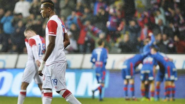 Fotbalisté Plzně se radují z gólu, Jan Bořil a Simon Deli ze Slavie jen zklamaně kráčí po trávníku. Plzeň vyhrála šlágr 1:0. Fotbalisté Plzně se radují z gólu, Jan Bořil a Simon Deli ze Slavie jen zklamaně kráčí po trávníku. Plzeň vyhrála šlágr 1:0.