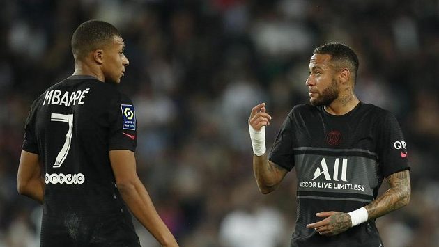 Diskuze mezi fotbalisty Kylianem Mbappém (vlevo) a Neymarem během sobotního ligového duelu proti Montpellieru. Diskuze mezi fotbalisty Kylianem Mbappém (vlevo) a Neymarem během sobotního ligového duelu proti Montpellieru.
