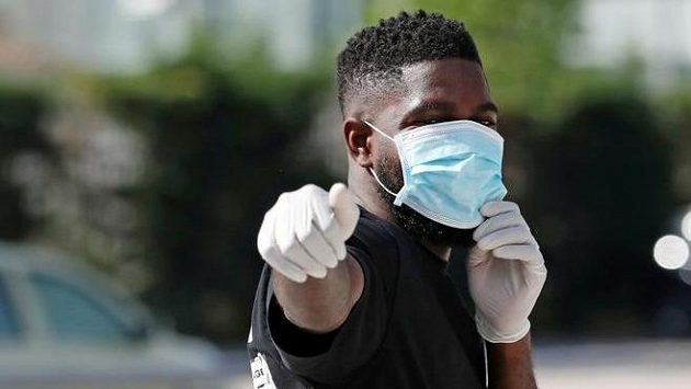 Francouzský obránce Samuel Umtiti z Barcelony měl pozitivní test na koronavirus. Francouzský obránce Samuel Umtiti z Barcelony měl pozitivní test na koronavirus.
