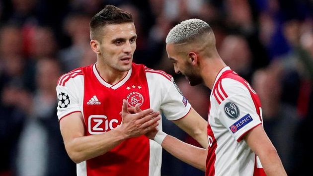 Hakim Zijach (vpravo) přijímá gratulace od spoluhráče z Ajaxu Dušana Tadiče poté, co v utkání s Tottenhamem navýšil skóre na 2:0. Hakim Zijach (vpravo) přijímá gratulace od spoluhráče z Ajaxu Dušana Tadiče poté, co v utkání s Tottenhamem navýšil skóre na 2:0.