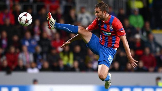 Plzeňský Marek Bakoš v utkání základní skupiny Ligy mistrů s Manchesterem City. Plzeňský Marek Bakoš v utkání základní skupiny Ligy mistrů s Manchesterem City.