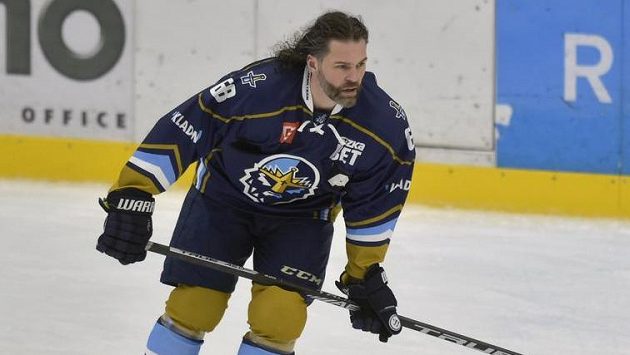 Hokejový útočník Jaromír Jágr během rozbruslení. Hokejový útočník Jaromír Jágr během rozbruslení.