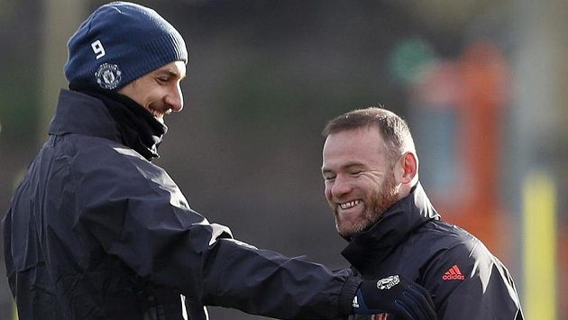 Útočník Manchesteru United Zlatan Ibrahimovic (vlevo) v debatě se spoluhráčem Waynem Rooneym. Útočník Manchesteru United Zlatan Ibrahimovic (vlevo) v debatě se spoluhráčem Waynem Rooneym.